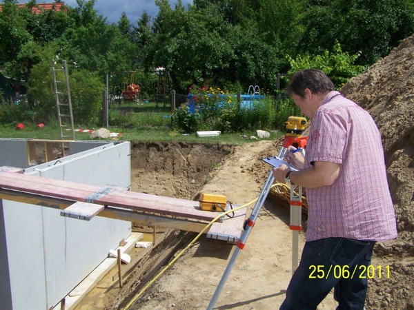 Die Kellerwände für die weisse Wanne wurden geliefert