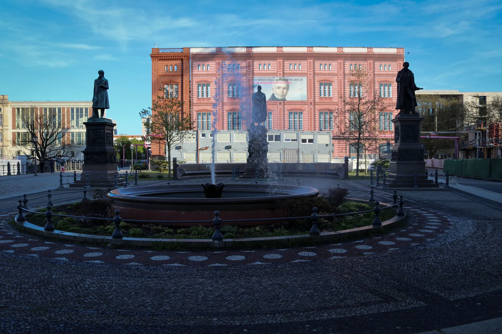 Berliner Bauakademie als Mockup-Fassade mit Brunnen und flankierenden Statuen am Schinkelplatz