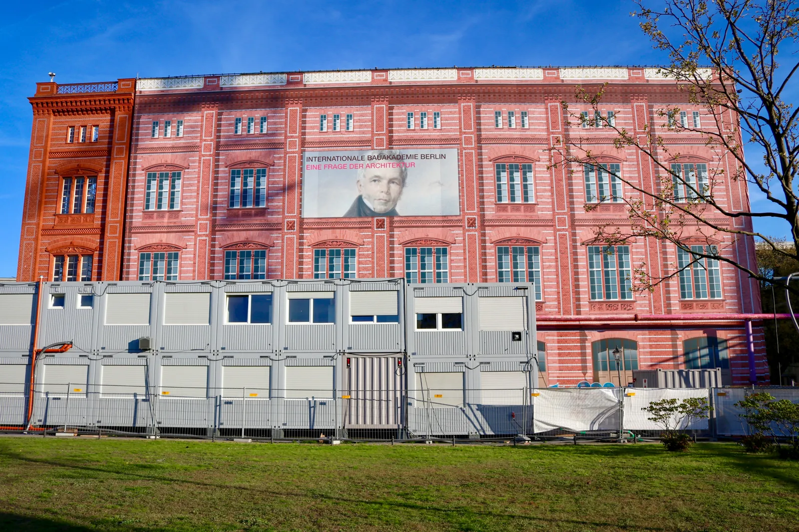 Rote Ziegelfassade der Berliner Bauakademie mit charakteristischer Rasterstruktur und Sandsteindetails
