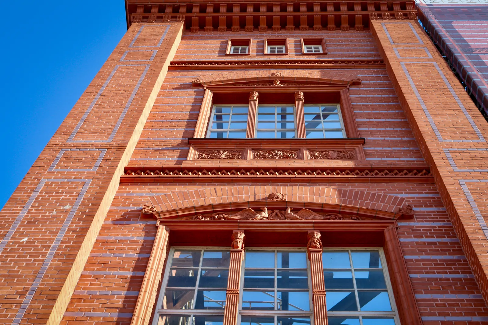 Sandsteinrelief und Säulenkapitell im Fassadendetail der Bauakademie als Beispiel für Schinkels tektonische Gestaltung