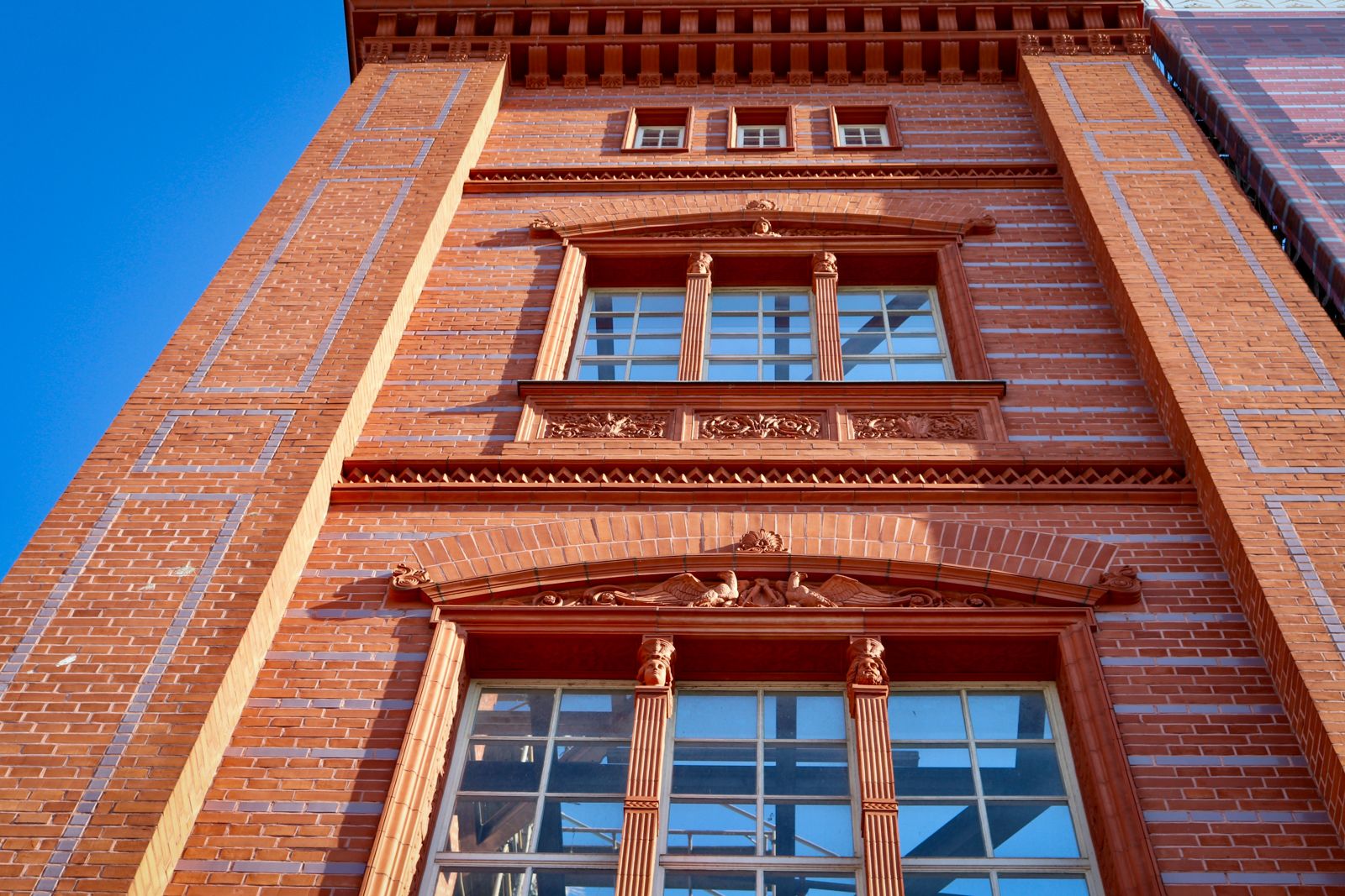 Sandsteinrelief und Säulenkapitell im Fassadendetail der Bauakademie als Beispiel für Schinkels tektonische Gestaltung