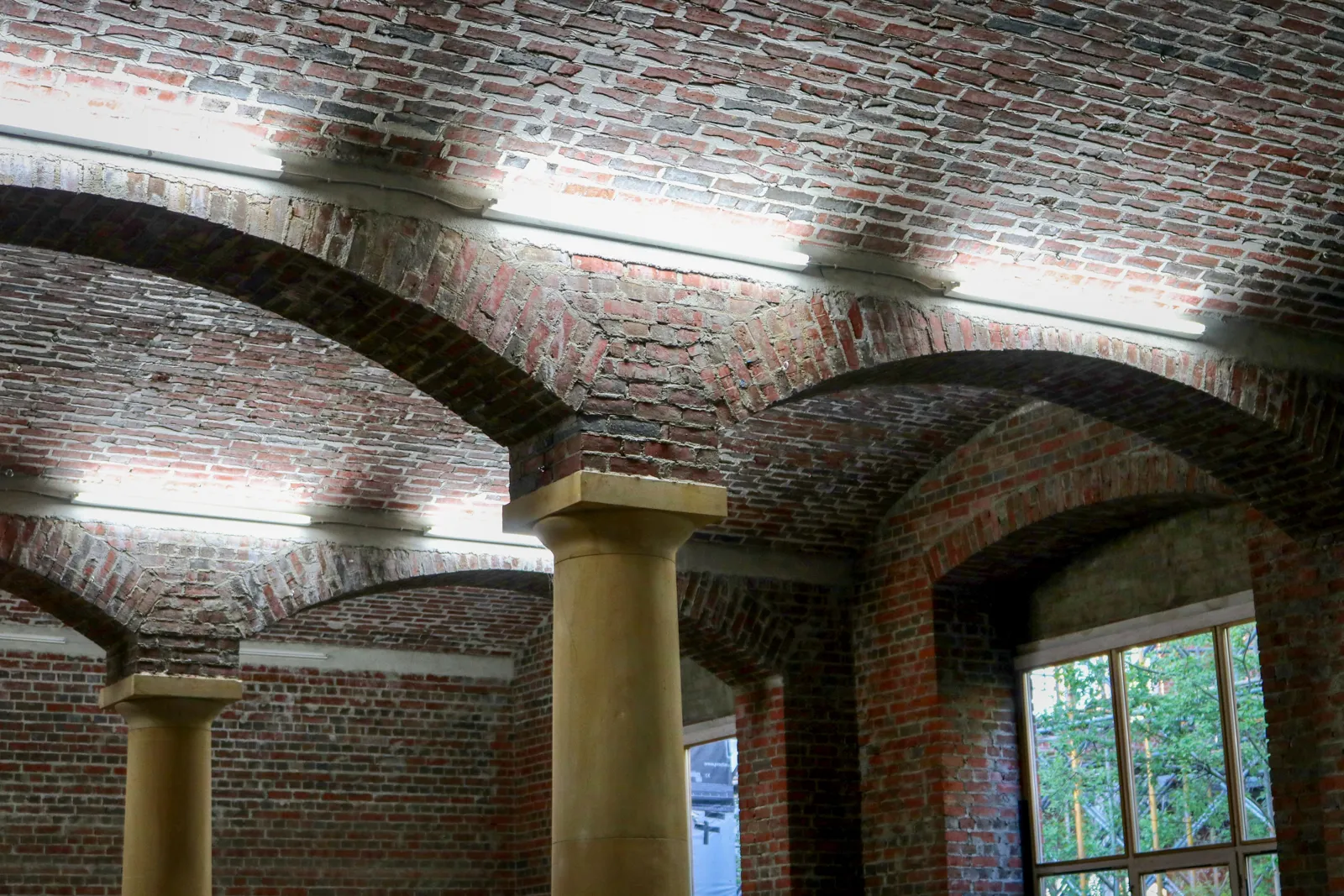 Original erhaltene Backsteingewölbe der Bauakademie mit Sandsteinsäulen im Inneren