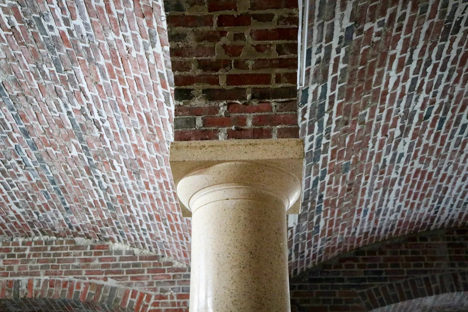 Sandsteinsäule mit darüberliegendem Backsteingewölbe als Beispiel für Schinkels Tektonik in der Bauakademie