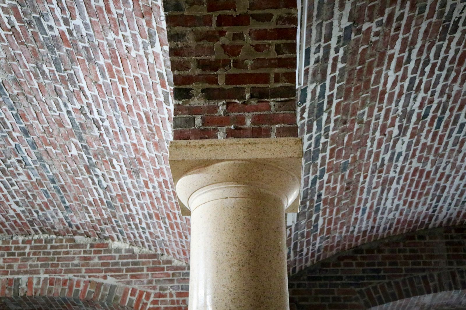 Sandsteinsäule mit darüberliegendem Backsteingewölbe als Beispiel für Schinkels Tektonik in der Bauakademie